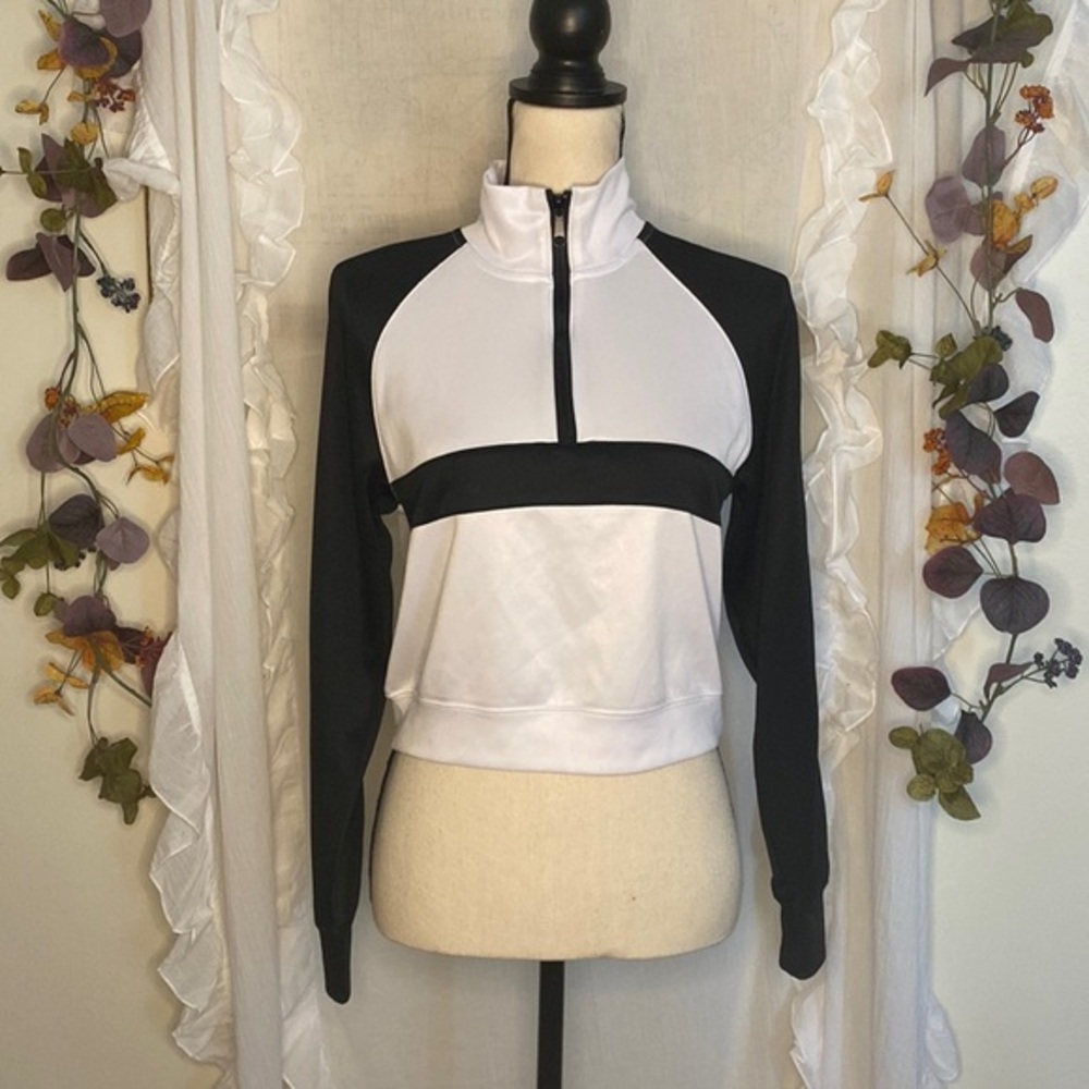 Urban Outfitters Black White‎ Cropped Pullover Top Size Medium